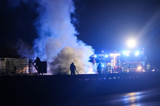 	PKW in Vollbrand: Zwei Feuerwehren bei Fahrzeugbrand auf Welser Autobahn in Marchtrenk im Einsatz