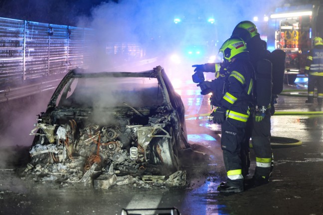 	PKW in Vollbrand: Zwei Feuerwehren bei Fahrzeugbrand auf Welser Autobahn in Marchtrenk im Einsatz