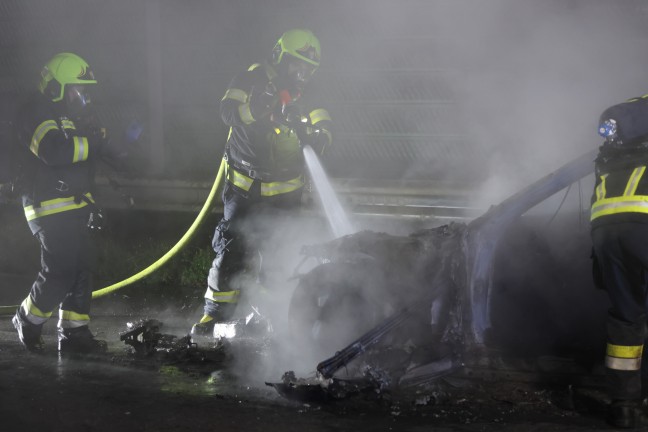 	PKW in Vollbrand: Zwei Feuerwehren bei Fahrzeugbrand auf Welser Autobahn in Marchtrenk im Einsatz