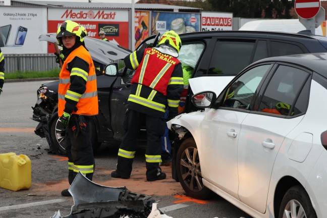 	Kreuzungscrash auf Wiener Strae bei Traun fordert zwei Verletzte