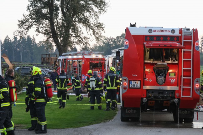 	Auto in einem Carport in Wolfern in Flammen aufgegangen