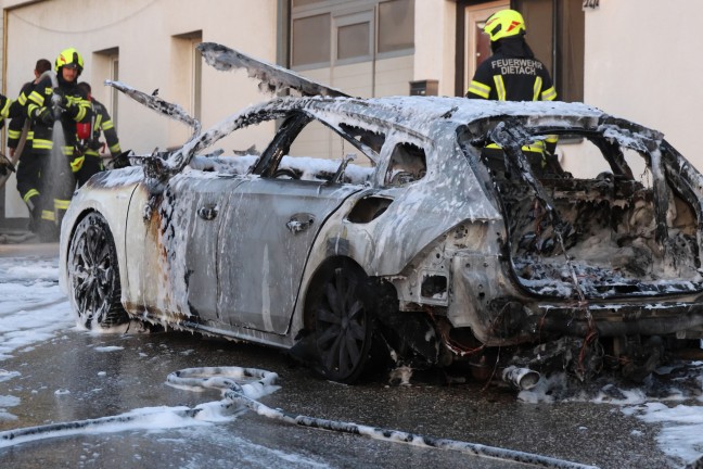 	Auto in einem Carport in Wolfern in Flammen aufgegangen