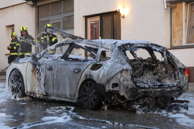 	Auto in einem Carport in Wolfern in Flammen aufgegangen