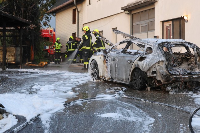 	Auto in einem Carport in Wolfern in Flammen aufgegangen