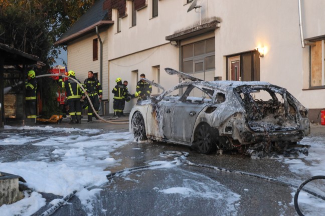 	Auto in einem Carport in Wolfern in Flammen aufgegangen