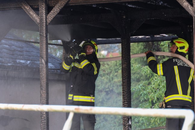 	Auto in einem Carport in Wolfern in Flammen aufgegangen