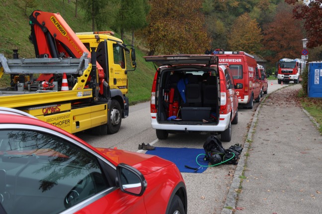 	Taucheinsatz der Feuerwehr: E-Auto bei Gmunden im Traunsee gelandet und untergegangen