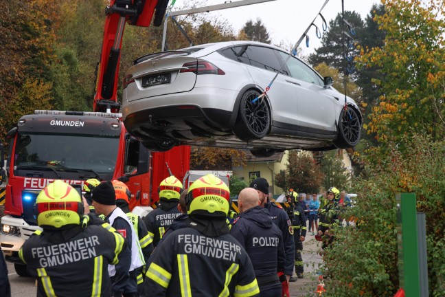 	Taucheinsatz der Feuerwehr: E-Auto bei Gmunden im Traunsee gelandet und untergegangen