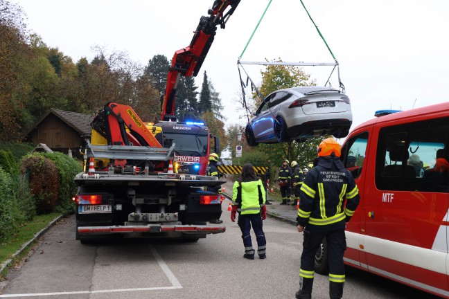 	Taucheinsatz der Feuerwehr: E-Auto bei Gmunden im Traunsee gelandet und untergegangen