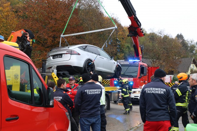 	Taucheinsatz der Feuerwehr: E-Auto bei Gmunden im Traunsee gelandet und untergegangen