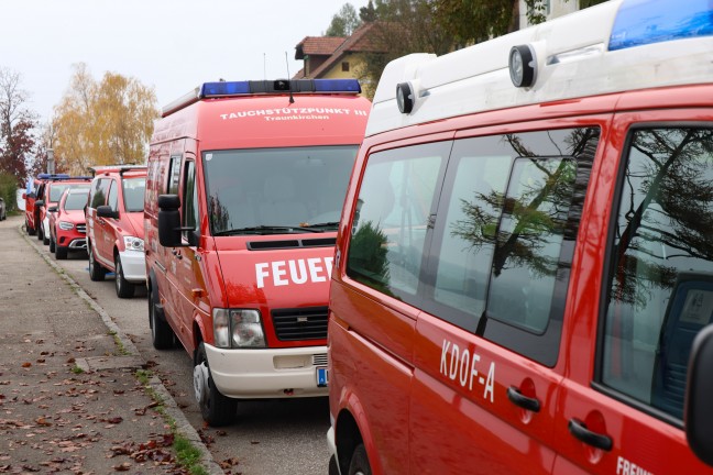 	Taucheinsatz der Feuerwehr: E-Auto bei Gmunden im Traunsee gelandet und untergegangen