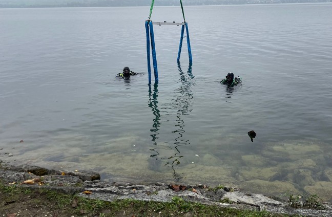 	Taucheinsatz der Feuerwehr: E-Auto bei Gmunden im Traunsee gelandet und untergegangen