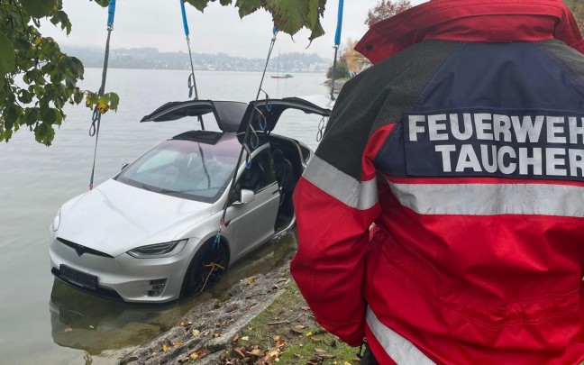 	Taucheinsatz der Feuerwehr: E-Auto bei Gmunden im Traunsee gelandet und untergegangen