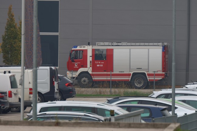 	Einsatzkrfte der Feuerwehr zu grerem laustritt auf Firmengelnde in Eberstalzell alarmiert