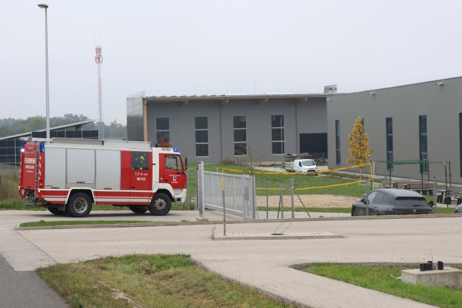 	Einsatzkrfte der Feuerwehr zu grerem laustritt auf Firmengelnde in Eberstalzell alarmiert