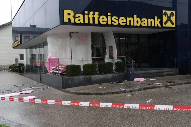 	Bankomatsprengung: Groen Schaden an einer Bankfiliale in Alkoven angerichtet