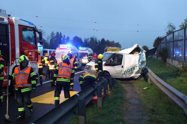 	Zwei Schwerverletzte: LKW kracht auf Innkreisautobahn bei Weibern gegen Kleintransporter mit Panne