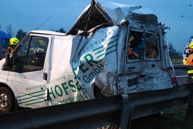 	Zwei Schwerverletzte: LKW kracht auf Innkreisautobahn bei Weibern gegen Kleintransporter mit Panne