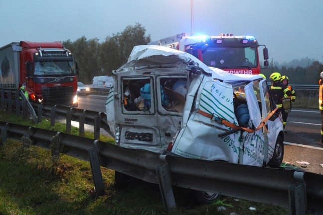 	Zwei Schwerverletzte: LKW kracht auf Innkreisautobahn bei Weibern gegen Kleintransporter mit Panne