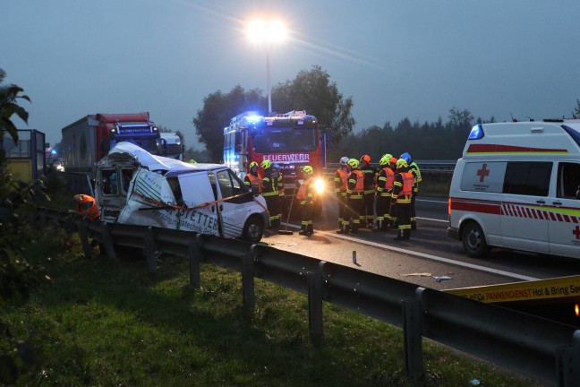 	Zwei Schwerverletzte: LKW kracht auf Innkreisautobahn bei Weibern gegen Kleintransporter mit Panne