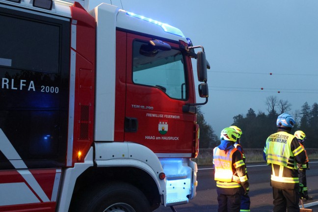 	Zwei Schwerverletzte: LKW kracht auf Innkreisautobahn bei Weibern gegen Kleintransporter mit Panne