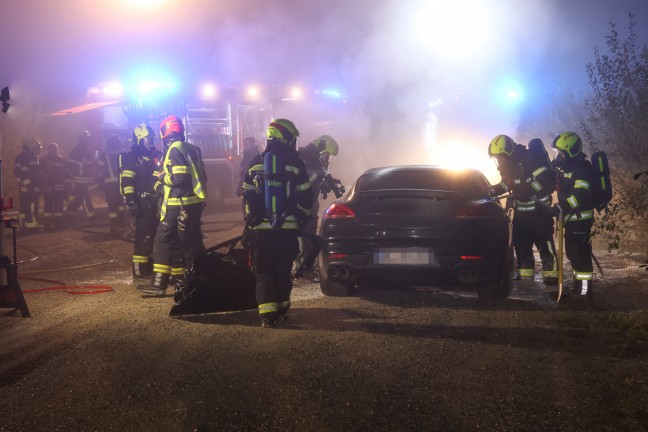 	Nchtlicher Einsatz: Auto auf Parkplatz in Stadl-Paura in Flammen aufgegangen