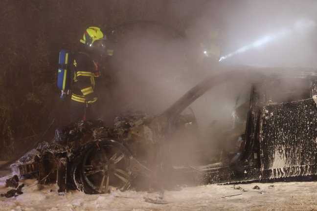 	Nchtlicher Einsatz: Auto auf Parkplatz in Stadl-Paura in Flammen aufgegangen