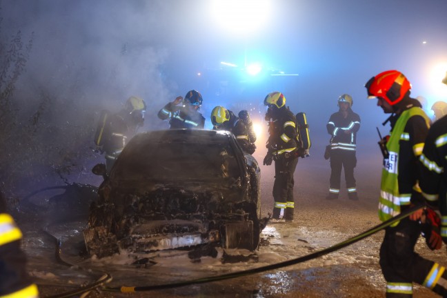 	Nchtlicher Einsatz: Auto auf Parkplatz in Stadl-Paura in Flammen aufgegangen