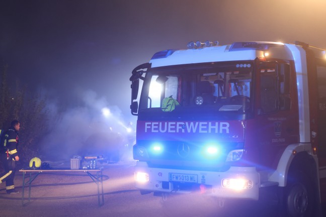 	Nchtlicher Einsatz: Auto auf Parkplatz in Stadl-Paura in Flammen aufgegangen