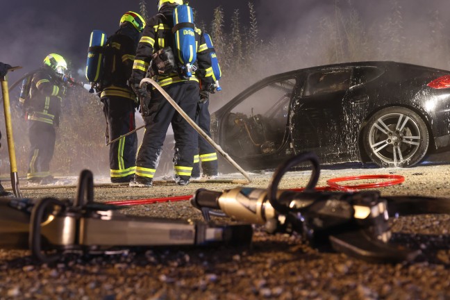 	Nchtlicher Einsatz: Auto auf Parkplatz in Stadl-Paura in Flammen aufgegangen