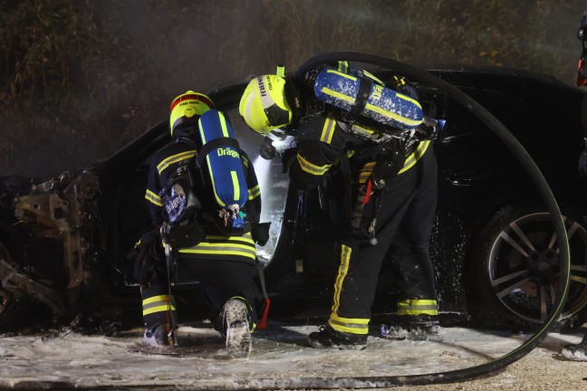 	Nchtlicher Einsatz: Auto auf Parkplatz in Stadl-Paura in Flammen aufgegangen