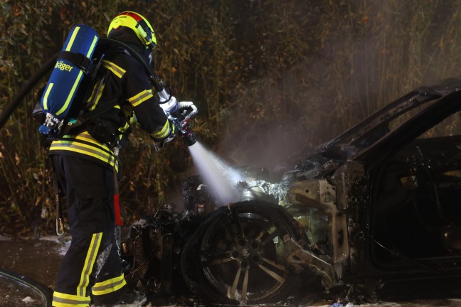 	Nchtlicher Einsatz: Auto auf Parkplatz in Stadl-Paura in Flammen aufgegangen