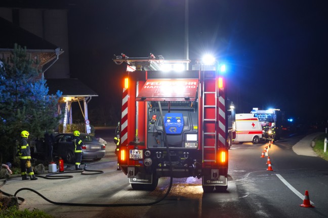 	Auto bei Verkehrsunfall in Hargelsberg gegen groe Steine und Hauseck eines Vierkanters gekracht