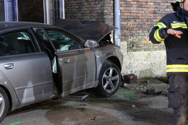 	Auto bei Verkehrsunfall in Hargelsberg gegen groe Steine und Hauseck eines Vierkanters gekracht