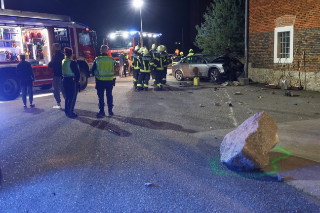 	Auto bei Verkehrsunfall in Hargelsberg gegen groe Steine und Hauseck eines Vierkanters gekracht