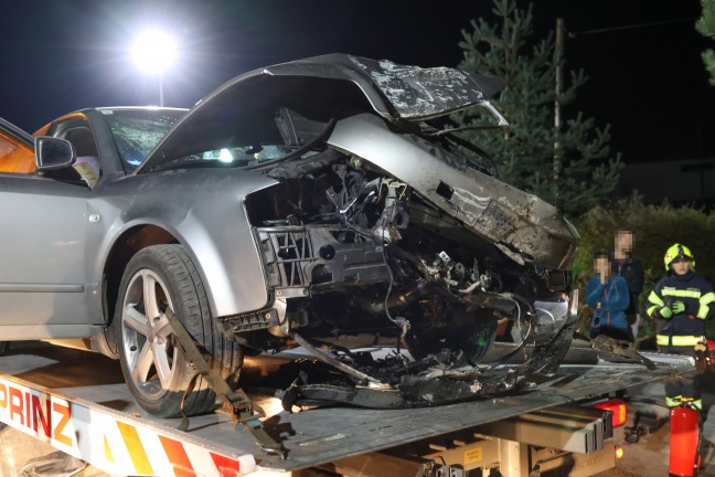 	Auto bei Verkehrsunfall in Hargelsberg gegen groe Steine und Hauseck eines Vierkanters gekracht