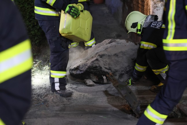 	Auto bei Verkehrsunfall in Hargelsberg gegen groe Steine und Hauseck eines Vierkanters gekracht