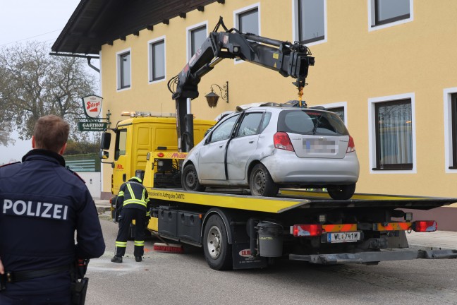 	Lenkerin verletzt: Auto nach Kollision mit Begrenzungsstein in Bad Wimsbach-Neydharting berschlagen