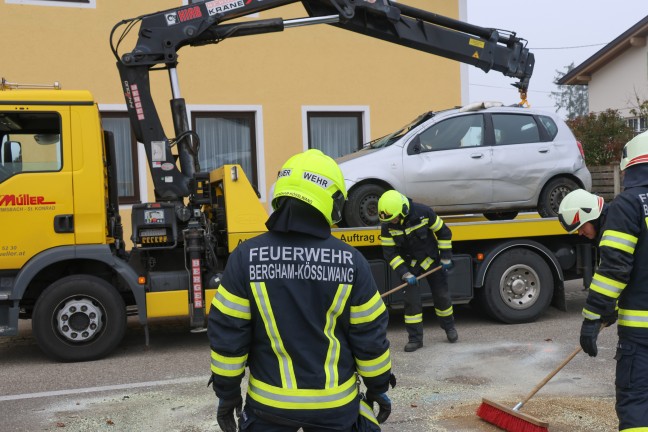 	Lenkerin verletzt: Auto nach Kollision mit Begrenzungsstein in Bad Wimsbach-Neydharting berschlagen