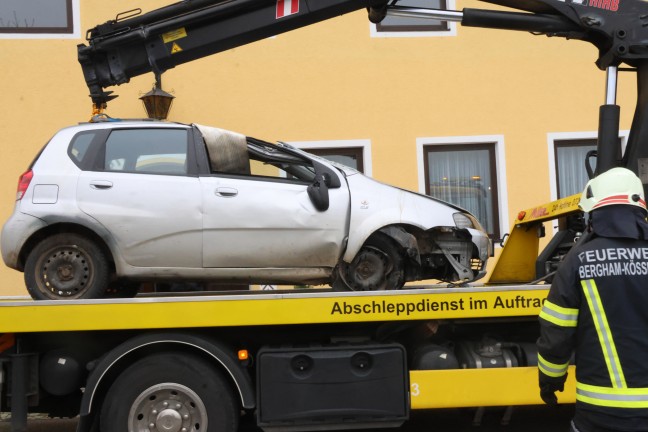 	Lenkerin verletzt: Auto nach Kollision mit Begrenzungsstein in Bad Wimsbach-Neydharting berschlagen