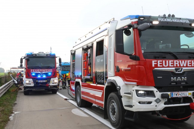 	Schwerer Crash: Kleintransporter kracht auf Westautobahn bei Pucking gegen Heck eines LKW