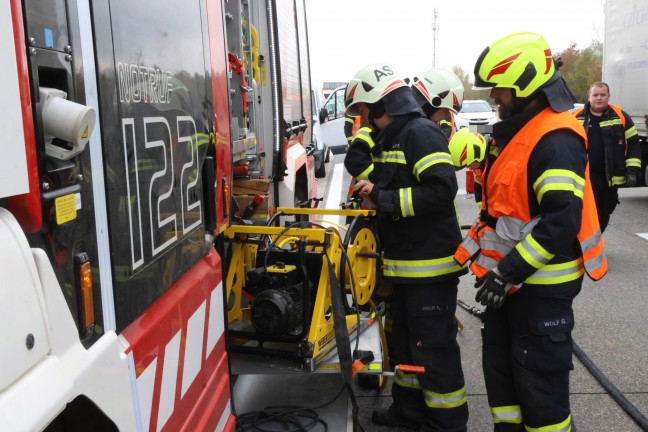 	Schwerer Crash: Kleintransporter kracht auf Westautobahn bei Pucking gegen Heck eines LKW