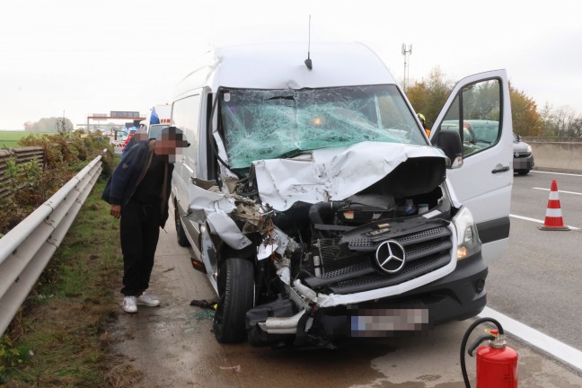 	Schwerer Crash: Kleintransporter kracht auf Westautobahn bei Pucking gegen Heck eines LKW