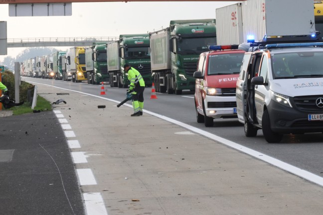 	Schwerer Crash: Kleintransporter kracht auf Westautobahn bei Pucking gegen Heck eines LKW