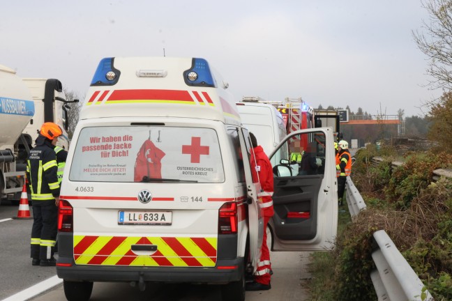 	Schwerer Crash: Kleintransporter kracht auf Westautobahn bei Pucking gegen Heck eines LKW