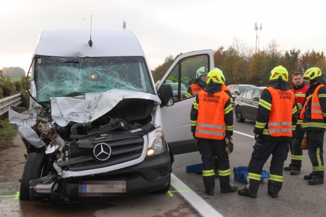 	Schwerer Crash: Kleintransporter kracht auf Westautobahn bei Pucking gegen Heck eines LKW