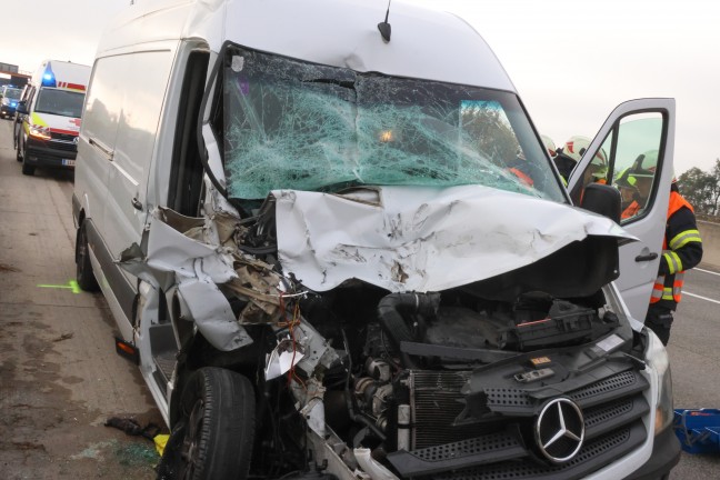 	Schwerer Crash: Kleintransporter kracht auf Westautobahn bei Pucking gegen Heck eines LKW