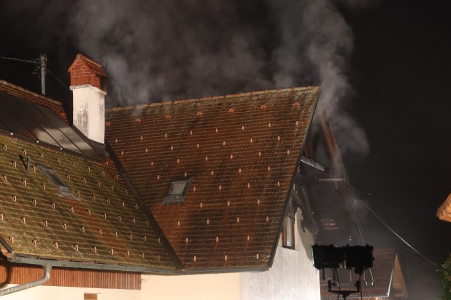 	Drei Feuerwehren bei Brand im Dachbereich eines Wohnhauses in Gunskirchen im Einsatz