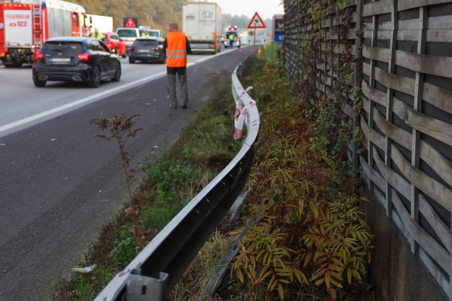 	Kleintransporter sowie Anhnger bei Crash auf Welser Autobahn in Wels-Puchberg umgestrzt