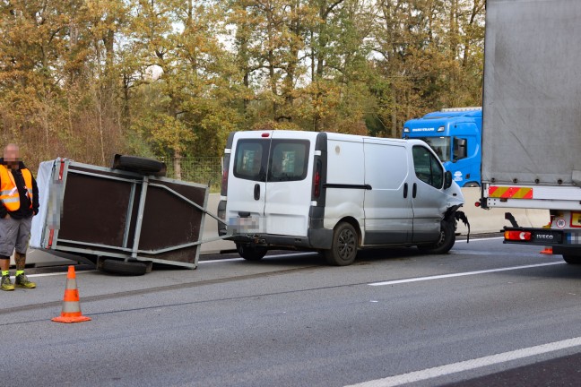 	Kleintransporter sowie Anhnger bei Crash auf Welser Autobahn in Wels-Puchberg umgestrzt